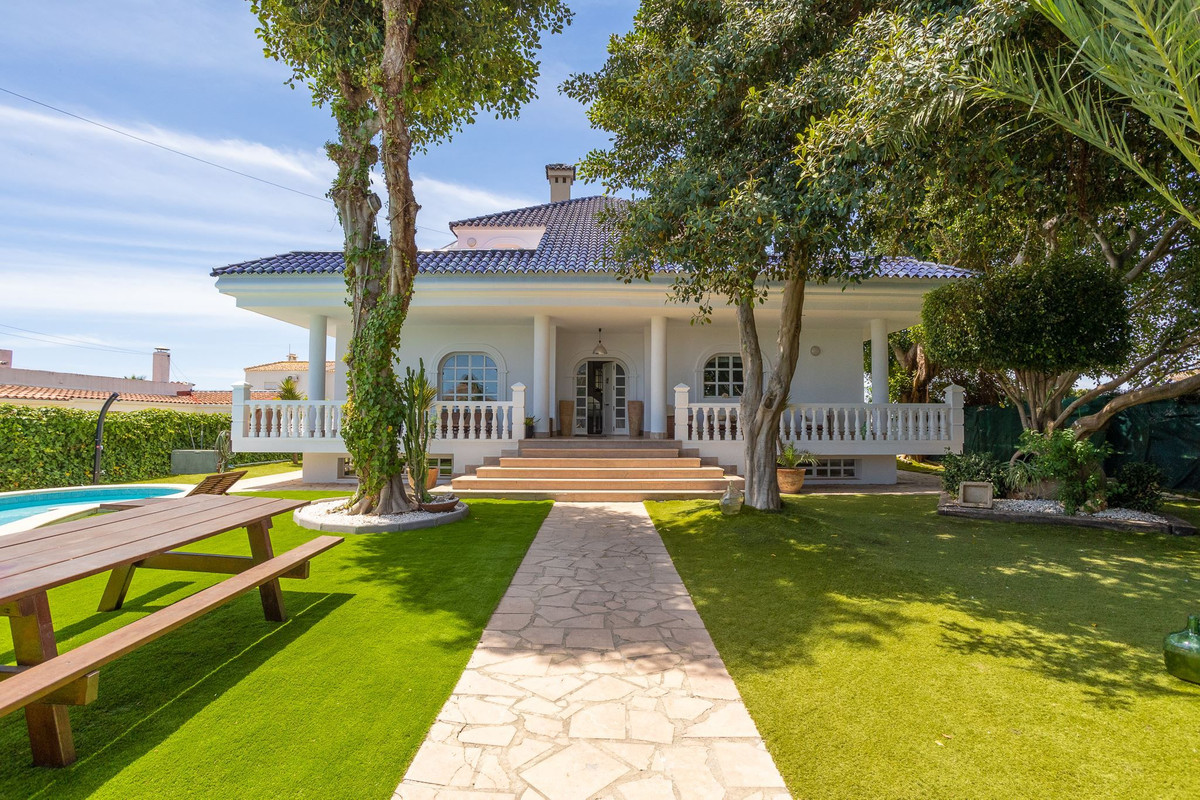 For sale - 4 Bedroom 4 Bathroom House - Detached Villa in Torrevieja - Torrevieja Centro  - Alicante