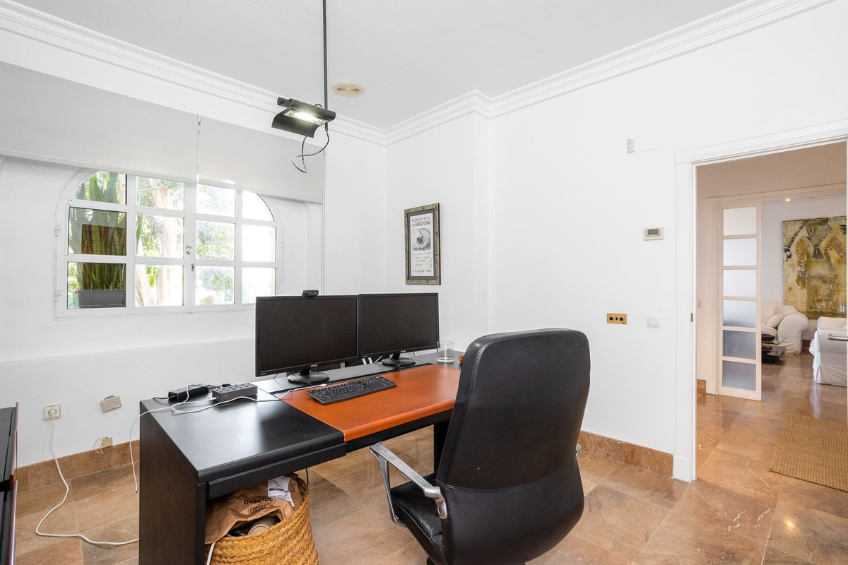 For sale - 4 Bedroom 4 Bathroom House - Detached Villa in Torrevieja - Torrevieja Centro  - Alicante