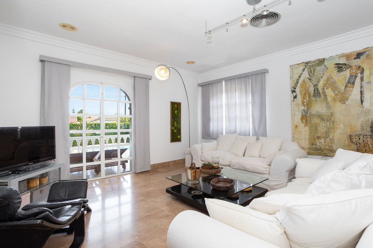 For sale - 4 Bedroom 4 Bathroom House - Detached Villa in Torrevieja - Torrevieja Centro  - Alicante