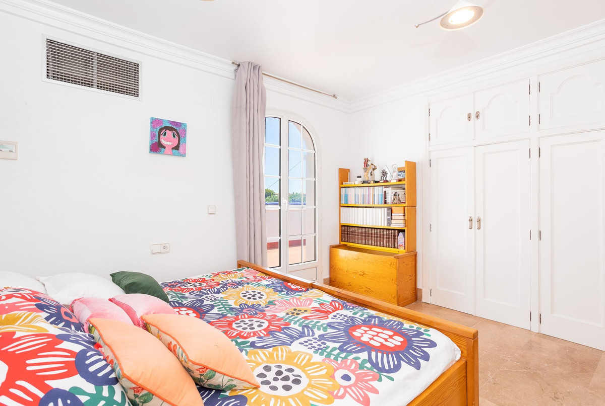 For sale - 4 Bedroom 4 Bathroom House - Detached Villa in Torrevieja - Torrevieja Centro  - Alicante