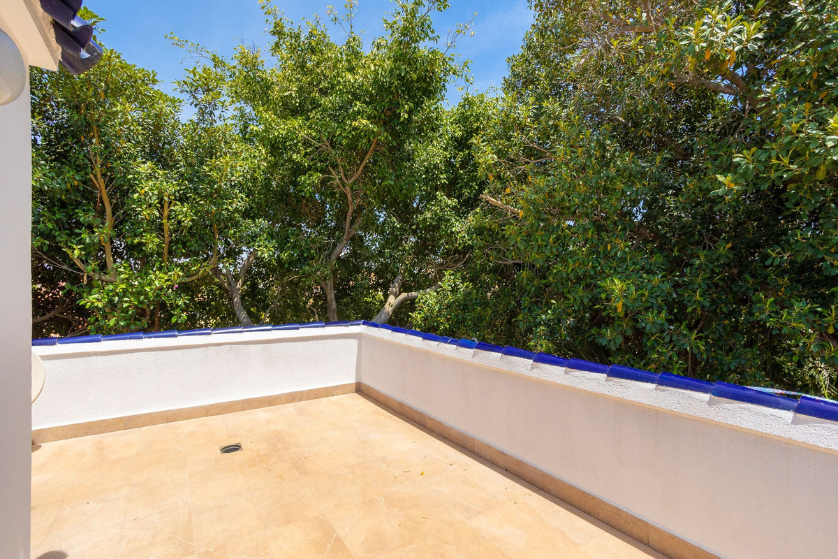 For sale - 4 Bedroom 4 Bathroom House - Detached Villa in Torrevieja - Torrevieja Centro  - Alicante