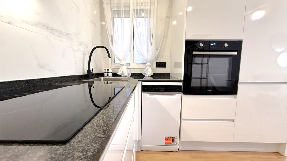 For sale - 2 Bedroom 1 Bathroom Apartment - Middle Floor Apartment in Torrevieja - Torrevieja Centro  - Alicante