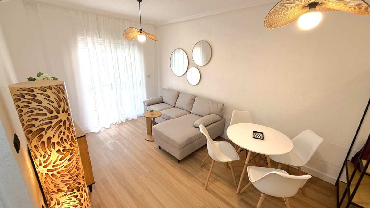 For sale - 2 Bedroom 1 Bathroom Apartment - Middle Floor Apartment in Torrevieja - Torrevieja Centro  - Alicante
