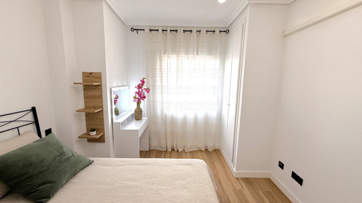 For sale - 2 Bedroom 1 Bathroom Apartment - Middle Floor Apartment in Torrevieja - Torrevieja Centro  - Alicante