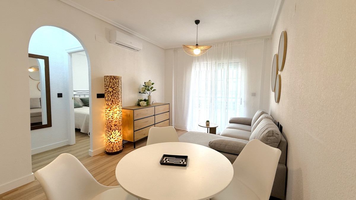 For sale - 2 Bedroom 1 Bathroom Apartment - Ground Floor Apartment in Torrevieja - Torrevieja Centro  - Alicante