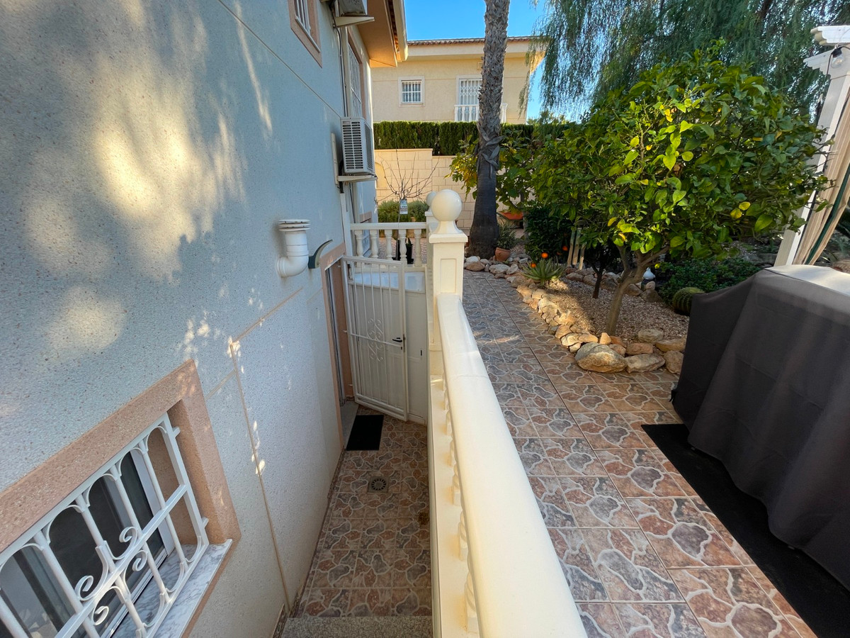 For sale - 5 Bedroom 3 Bathroom House - Detached Villa in Rojales - Benimar  - Alicante