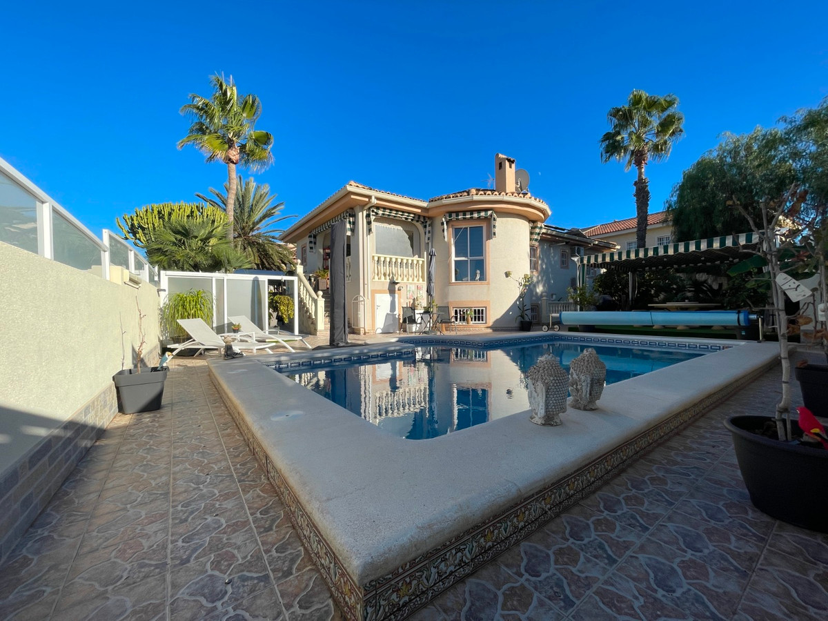 For sale - 5 Bedroom 3 Bathroom House - Detached Villa in Rojales - Benimar  - Alicante