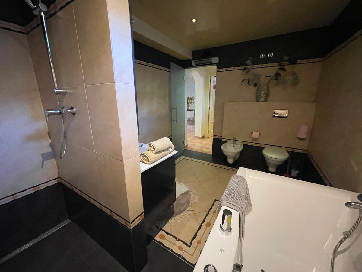 For sale - 5 Bedroom 3 Bathroom House - Detached Villa in Rojales - Benimar  - Alicante