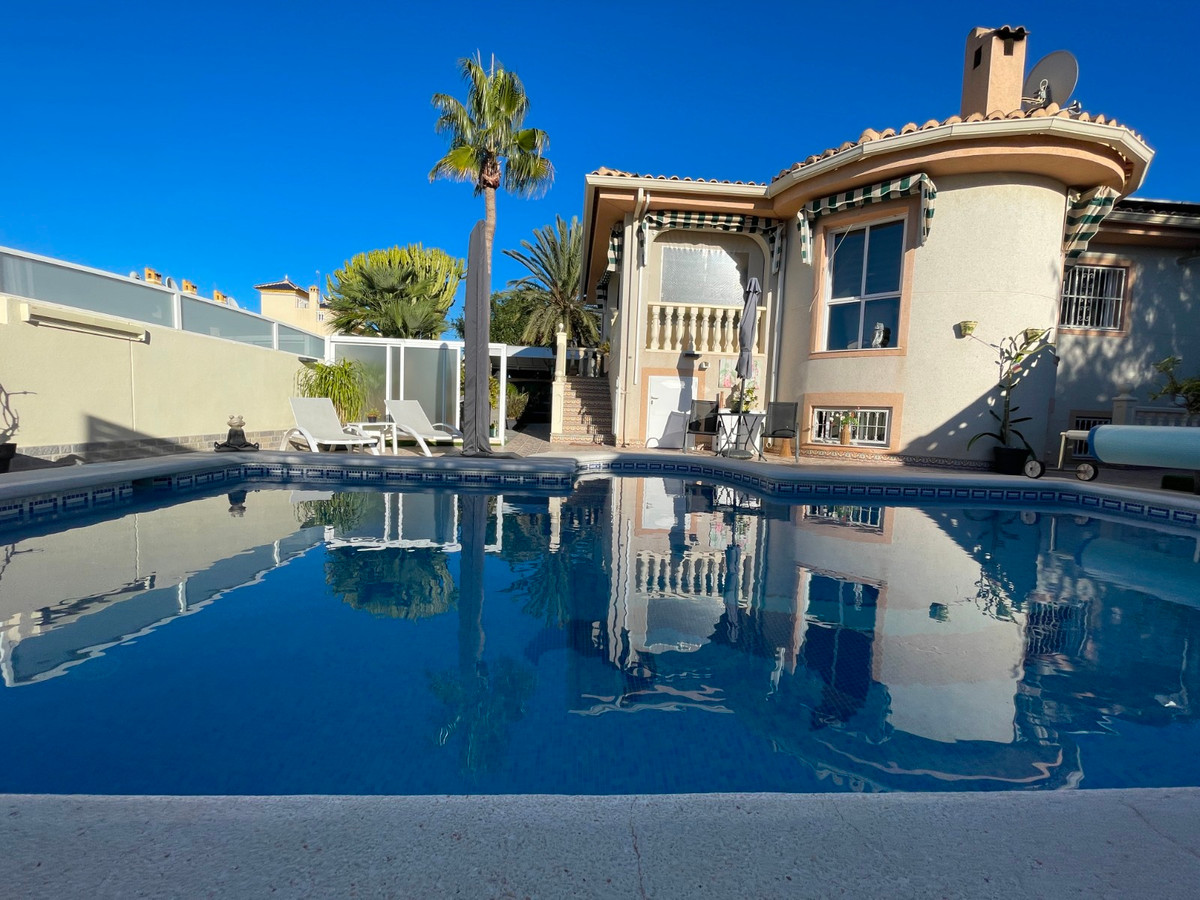 For sale - 5 Bedroom 3 Bathroom House - Detached Villa in Rojales - Benimar  - Alicante
