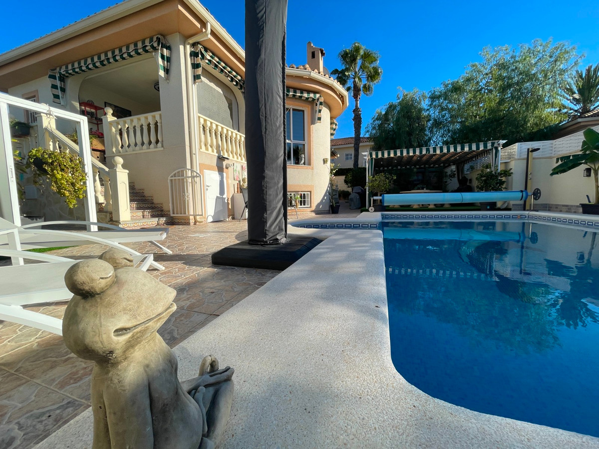 For sale - 5 Bedroom 3 Bathroom House - Detached Villa in Rojales - Benimar  - Alicante