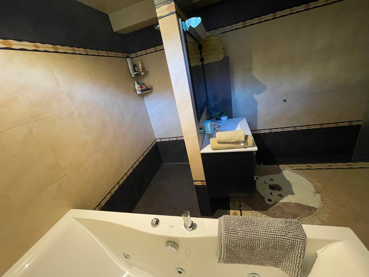 For sale - 5 Bedroom 3 Bathroom House - Detached Villa in Rojales - Benimar  - Alicante