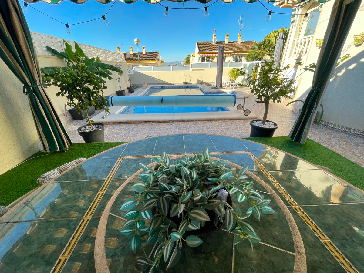 For sale - 5 Bedroom 3 Bathroom House - Detached Villa in Rojales - Benimar  - Alicante