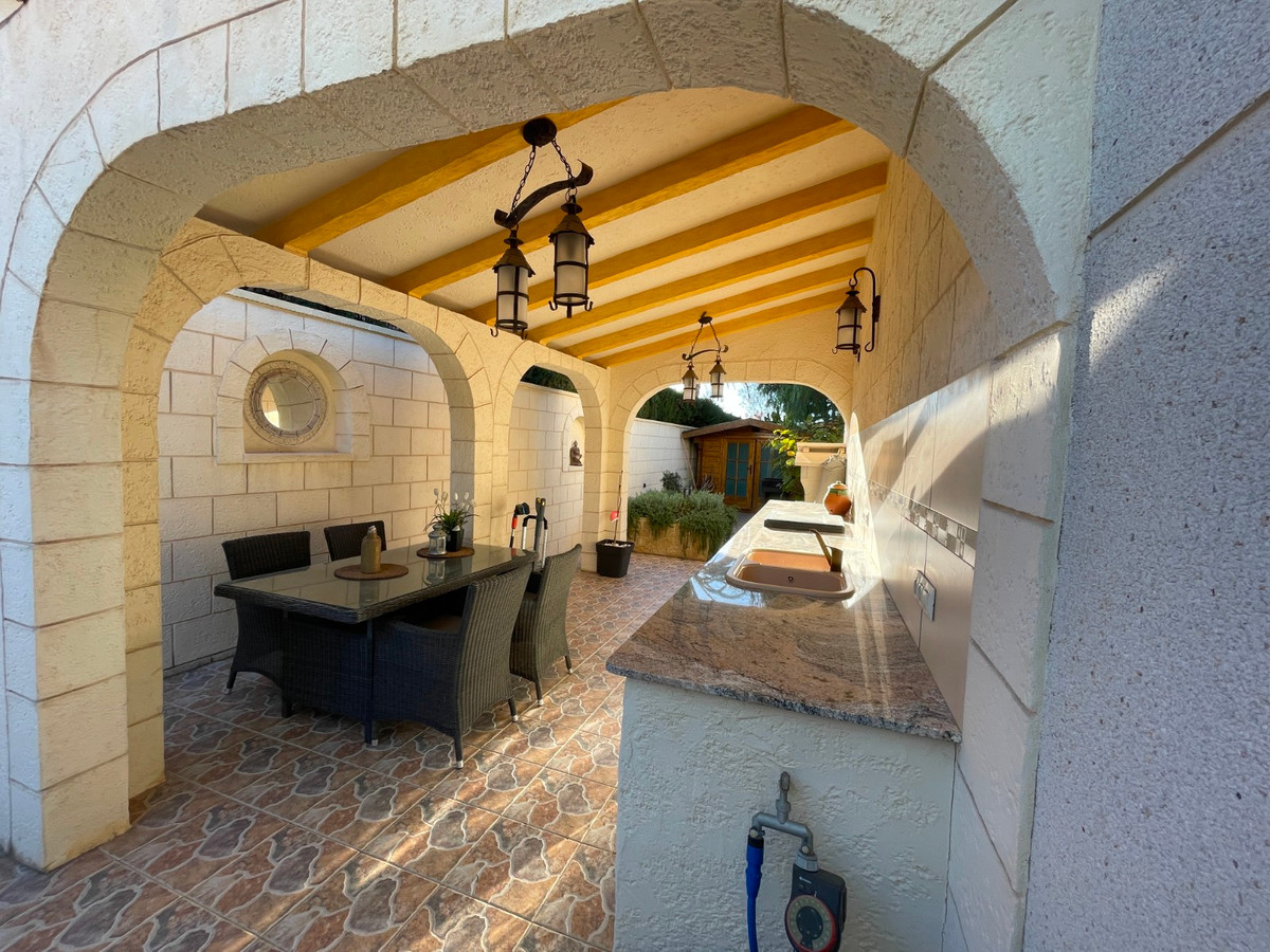 For sale - 5 Bedroom 3 Bathroom House - Detached Villa in Rojales - Benimar  - Alicante