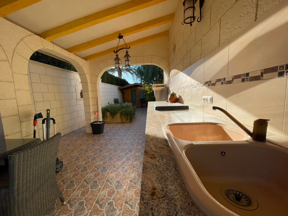 For sale - 5 Bedroom 3 Bathroom House - Detached Villa in Rojales - Benimar  - Alicante