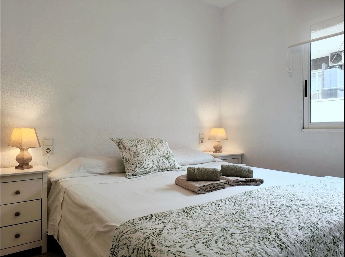 For sale - 2 Bedroom 1 Bathroom Apartment - Middle Floor Apartment in Torrevieja - Torrevieja Centro  - Alicante