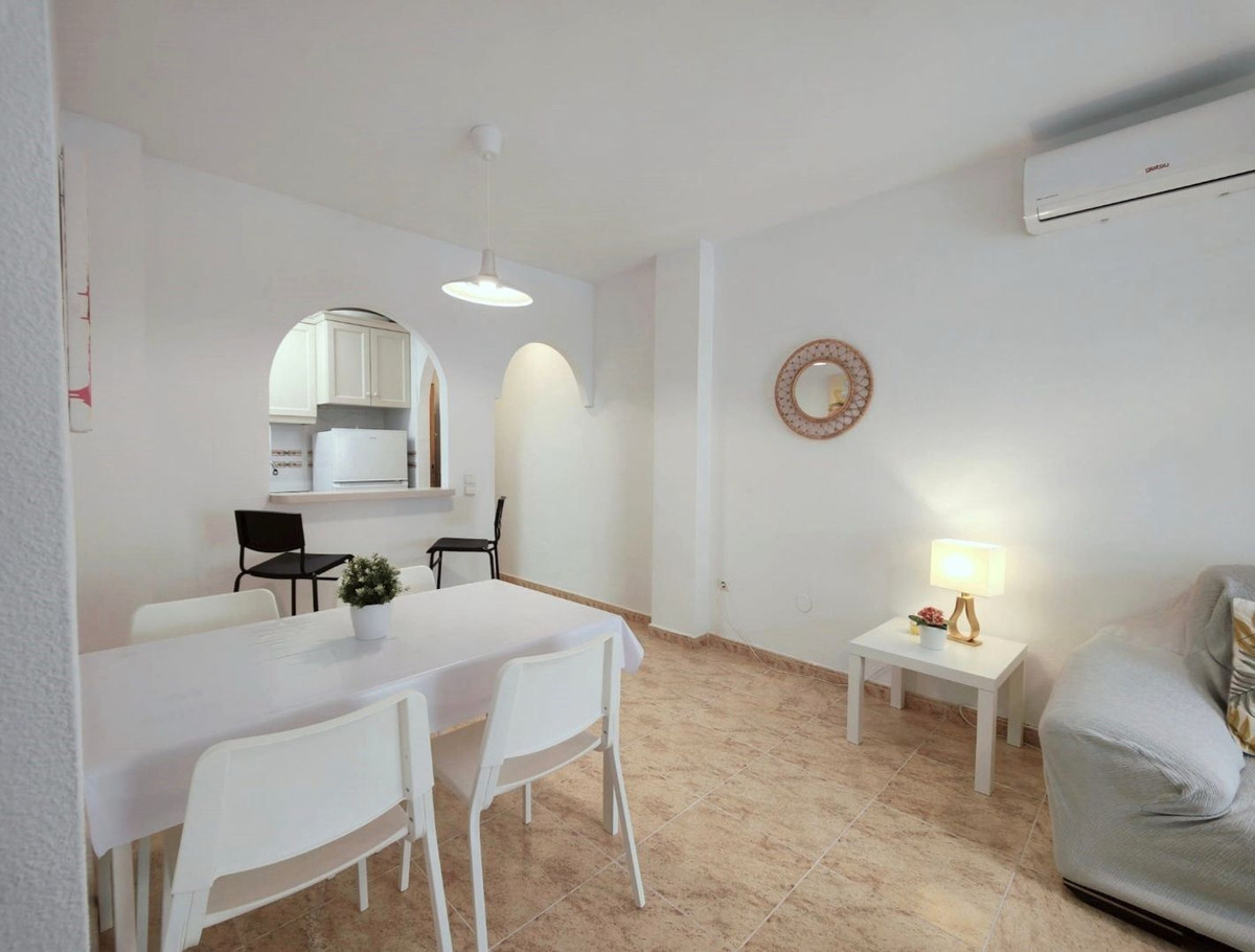 For sale - 2 Bedroom 1 Bathroom Apartment - Middle Floor Apartment in Torrevieja - Torrevieja Centro  - Alicante
