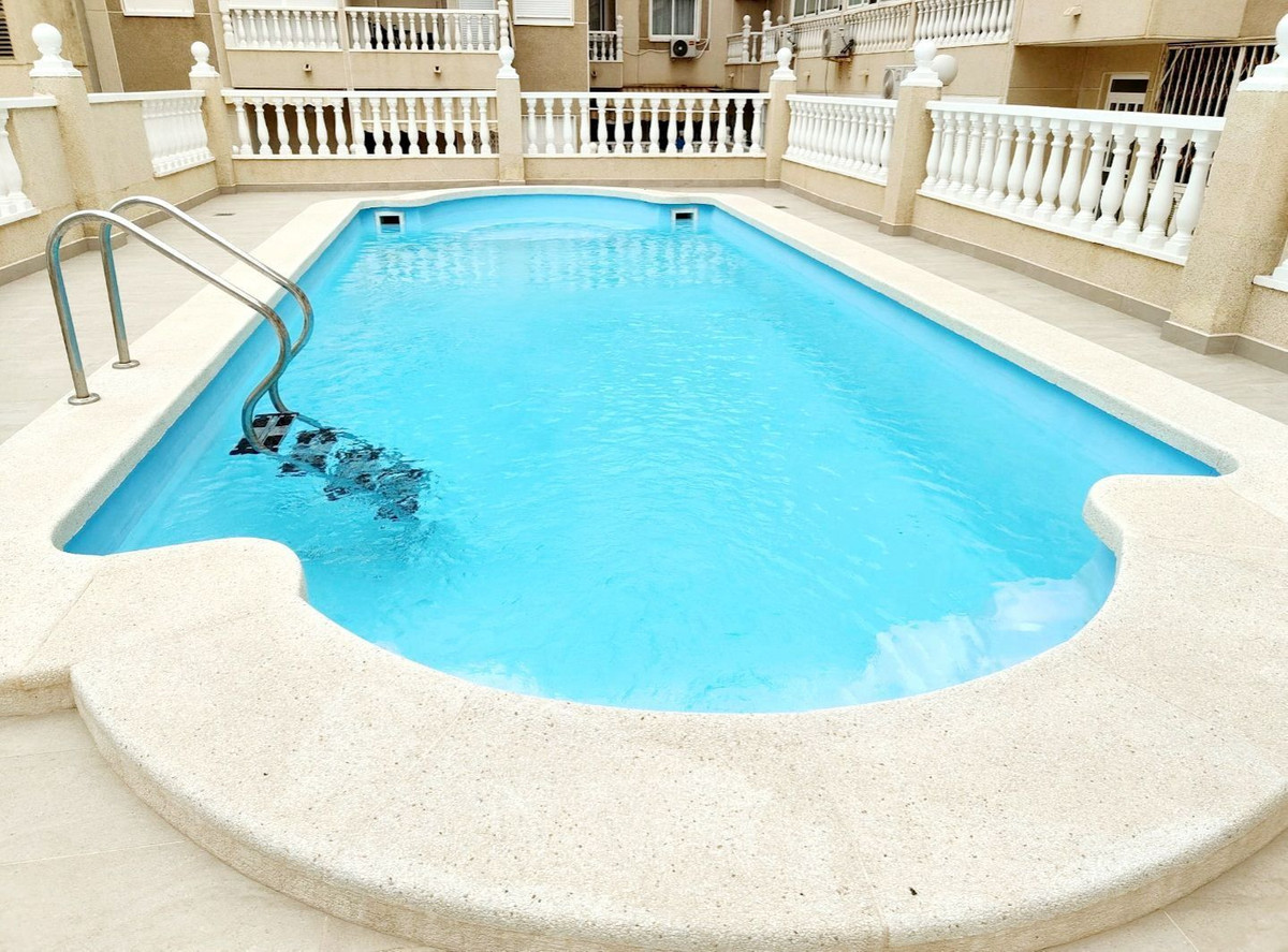 For sale - 2 Bedroom 1 Bathroom Apartment - Middle Floor Apartment in Torrevieja - Torrevieja Centro  - Alicante