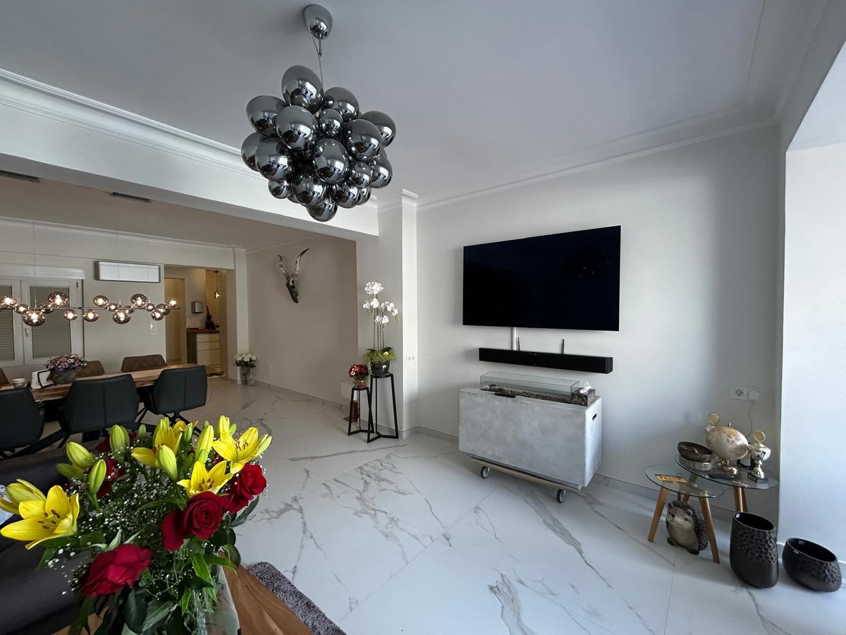 For sale - 3 Bedroom 2 Bathroom Apartment - Middle Floor Apartment in Torrevieja - Torrevieja Centro  - Alicante