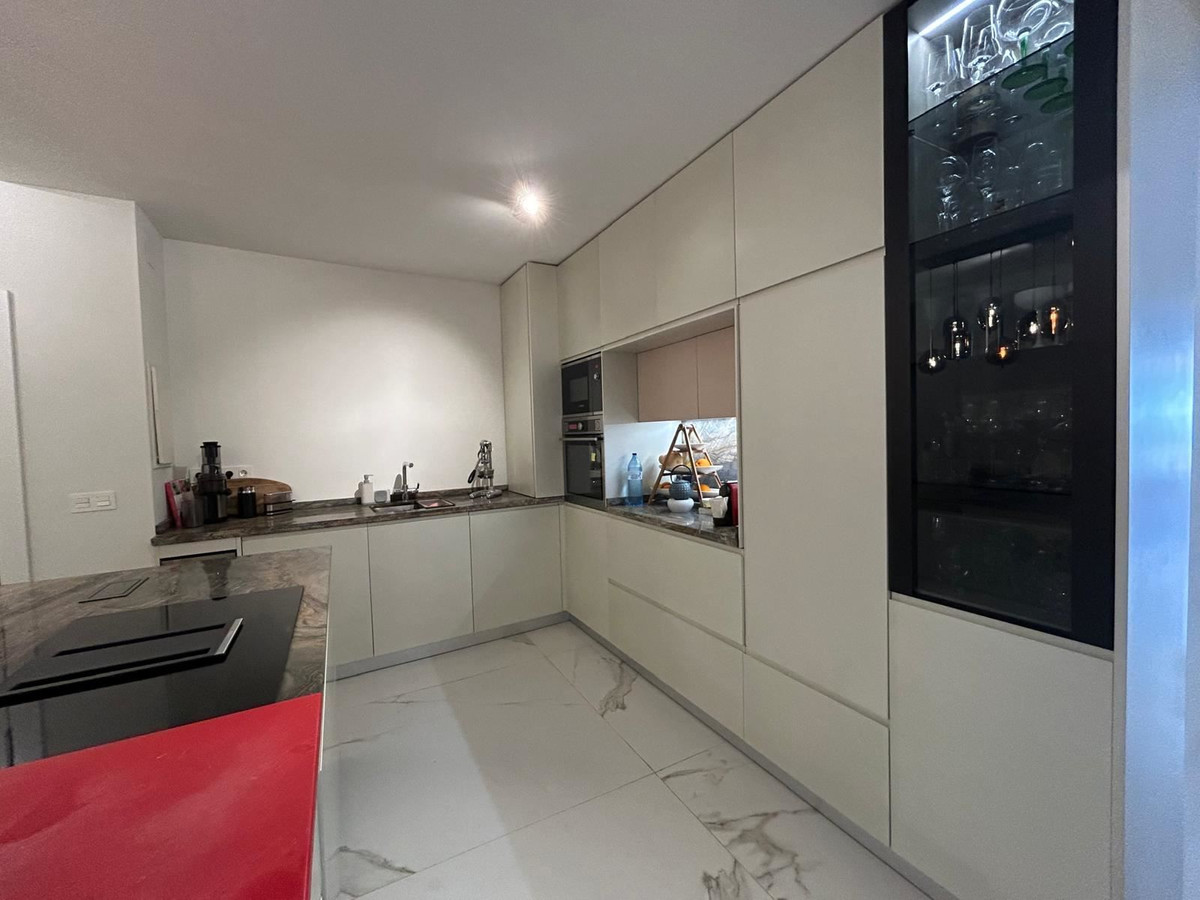 For sale - 3 Bedroom 2 Bathroom Apartment - Middle Floor Apartment in Torrevieja - Torrevieja Centro  - Alicante