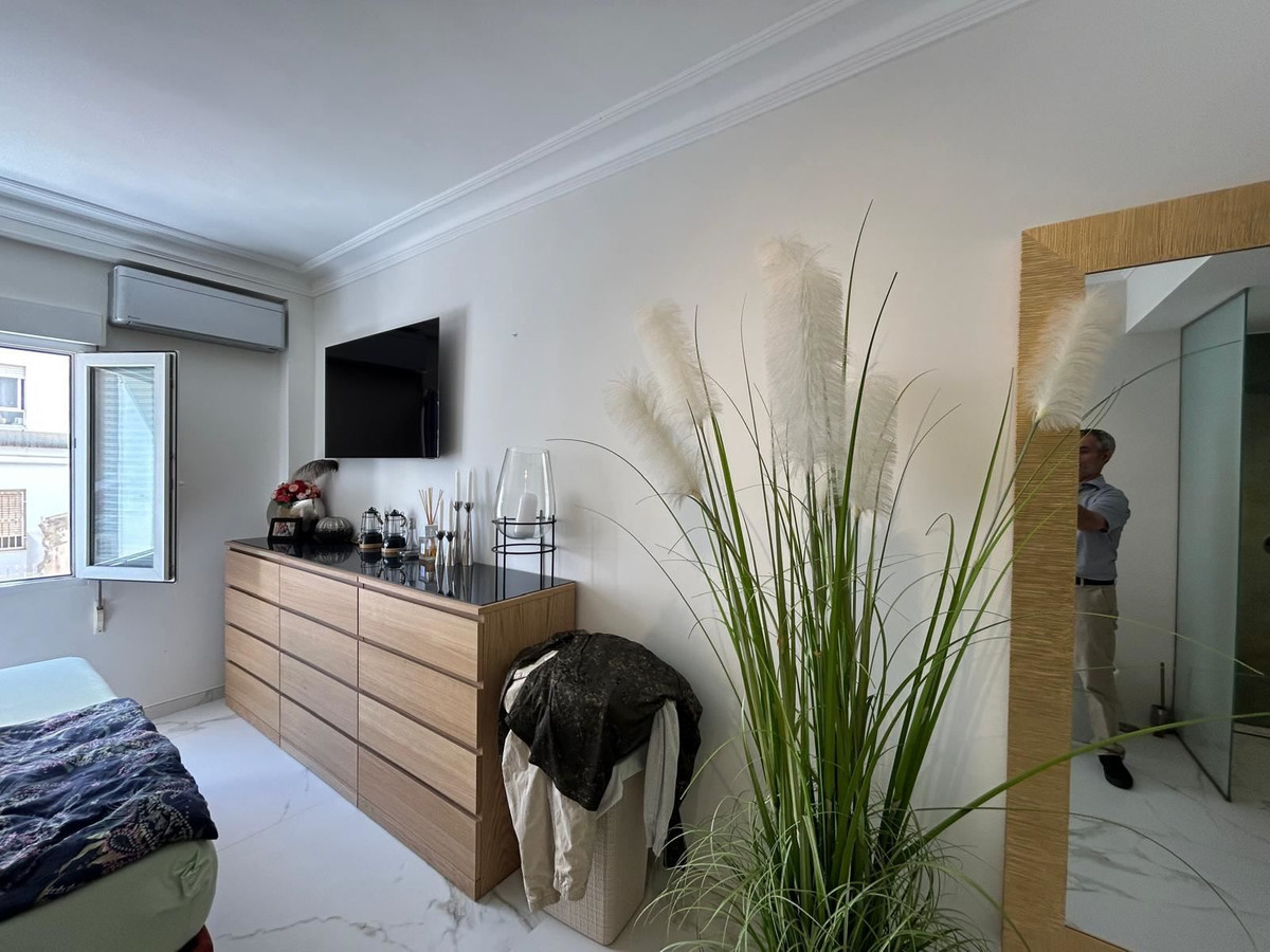 For sale - 3 Bedroom 2 Bathroom Apartment - Middle Floor Apartment in Torrevieja - Torrevieja Centro  - Alicante