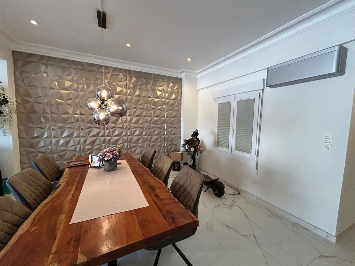 For sale - 3 Bedroom 2 Bathroom Apartment - Middle Floor Apartment in Torrevieja - Torrevieja Centro  - Alicante