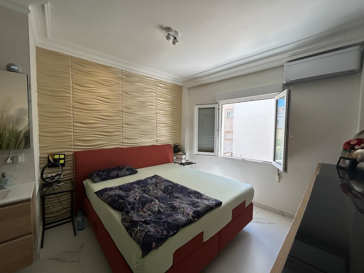 For sale - 3 Bedroom 2 Bathroom Apartment - Middle Floor Apartment in Torrevieja - Torrevieja Centro  - Alicante