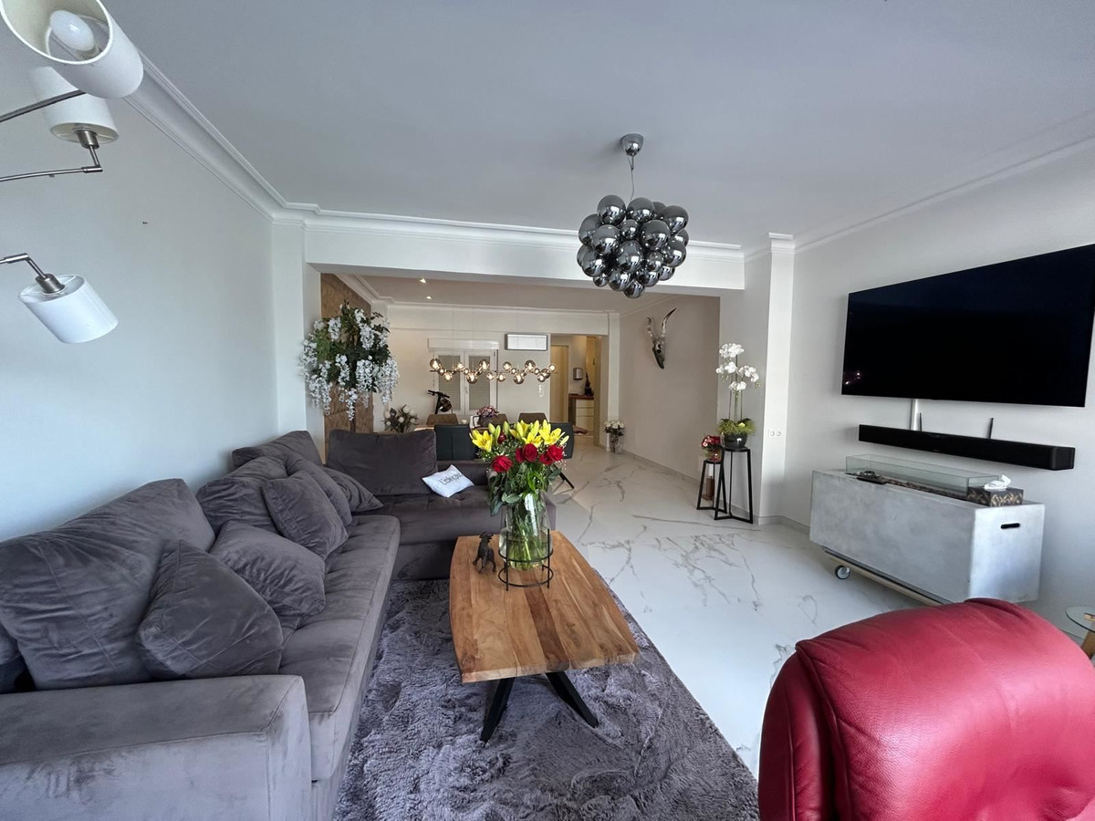 For sale - 3 Bedroom 2 Bathroom Apartment - Middle Floor Apartment in Torrevieja - Torrevieja Centro  - Alicante