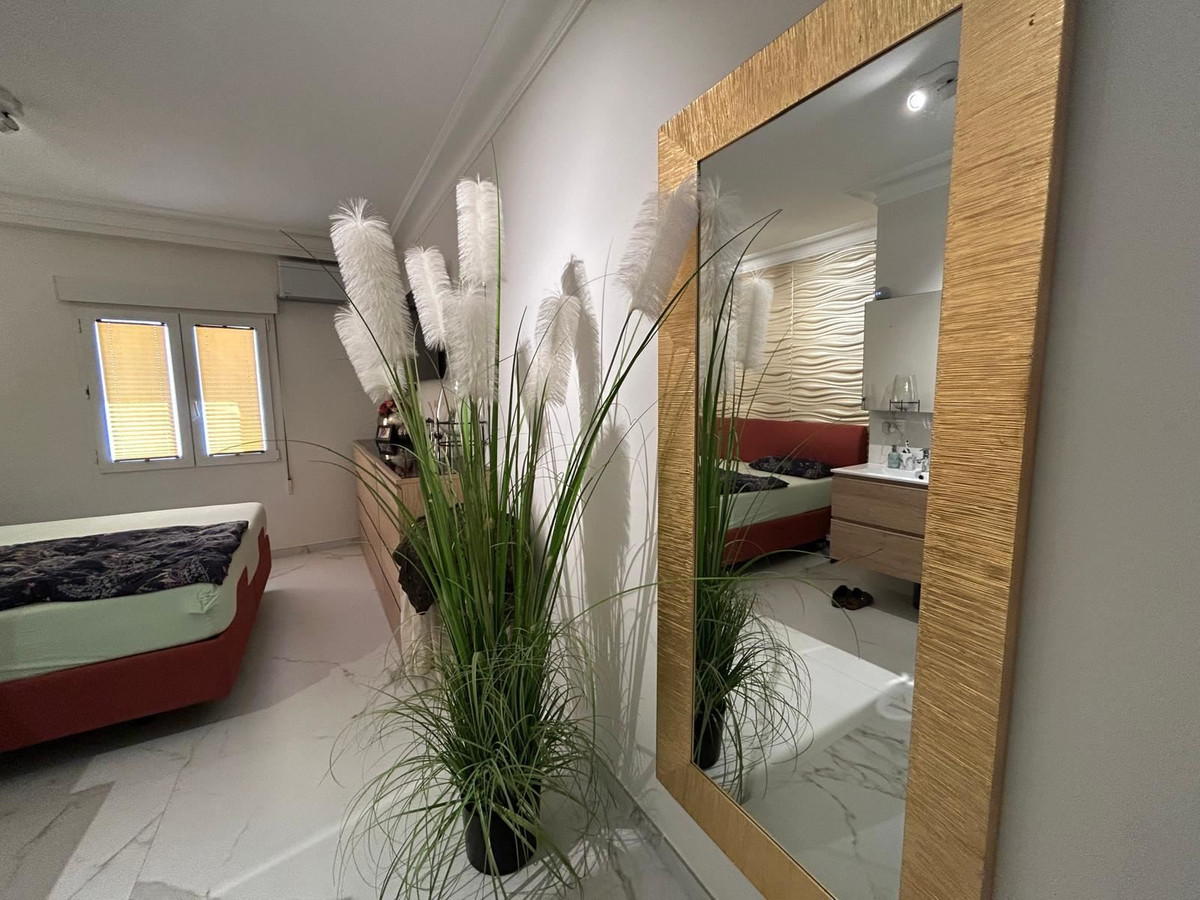 For sale - 3 Bedroom 2 Bathroom Apartment - Middle Floor Apartment in Torrevieja - Torrevieja Centro  - Alicante