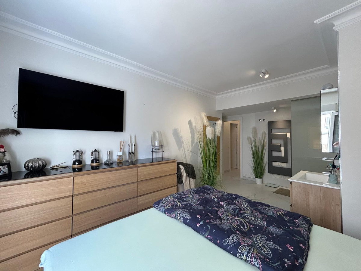 For sale - 3 Bedroom 2 Bathroom Apartment - Middle Floor Apartment in Torrevieja - Torrevieja Centro  - Alicante