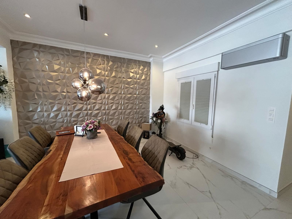 For sale - 3 Bedroom 2 Bathroom Apartment - Middle Floor Apartment in Torrevieja - Torrevieja Centro  - Alicante