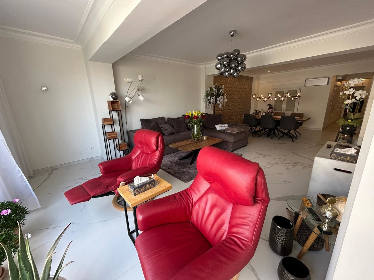 For sale - 3 Bedroom 2 Bathroom Apartment - Middle Floor Apartment in Torrevieja - Torrevieja Centro  - Alicante