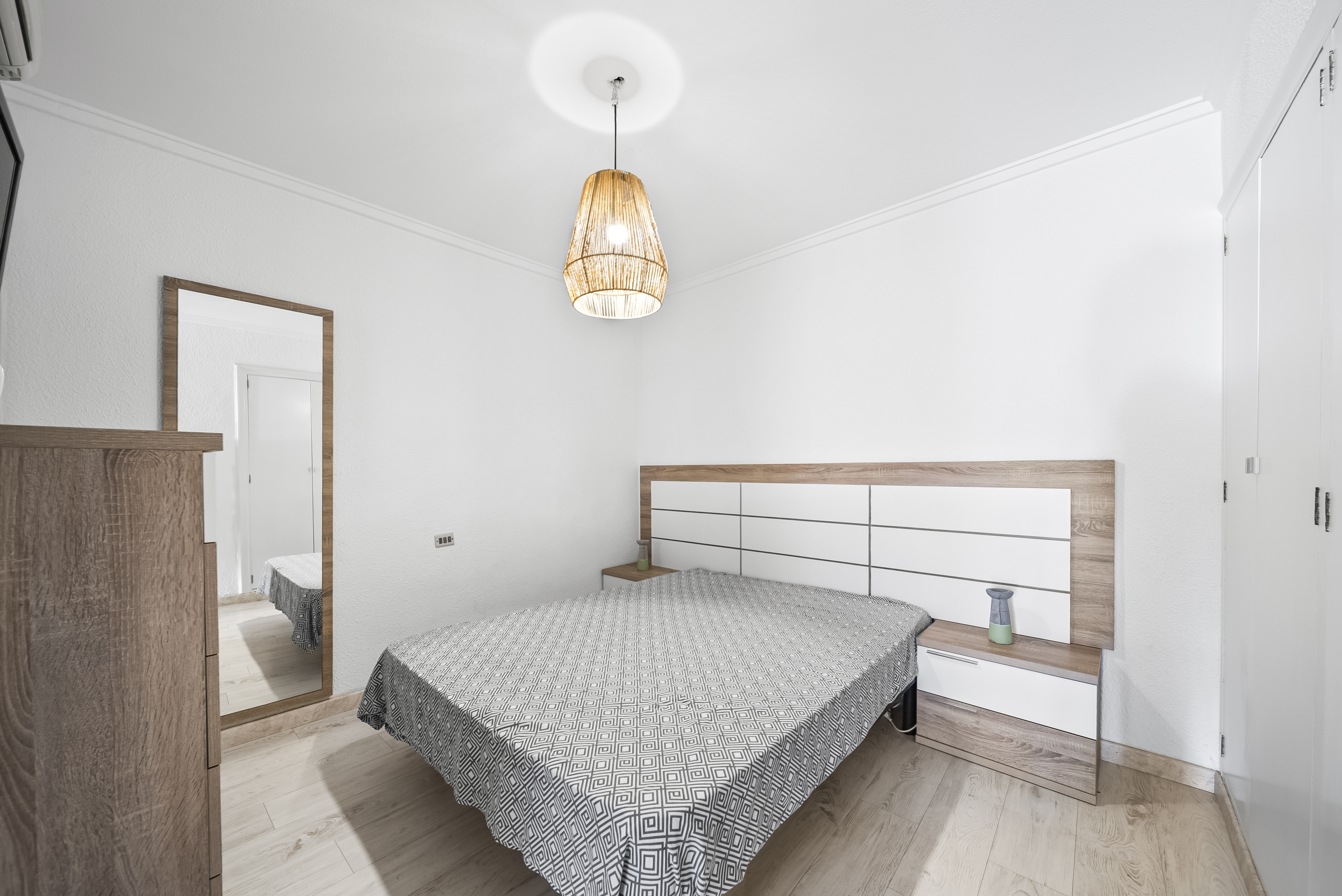 For sale - 2 Bedroom 1 Bathroom Apartament in Torrevieja - Puerto  - Alicante
