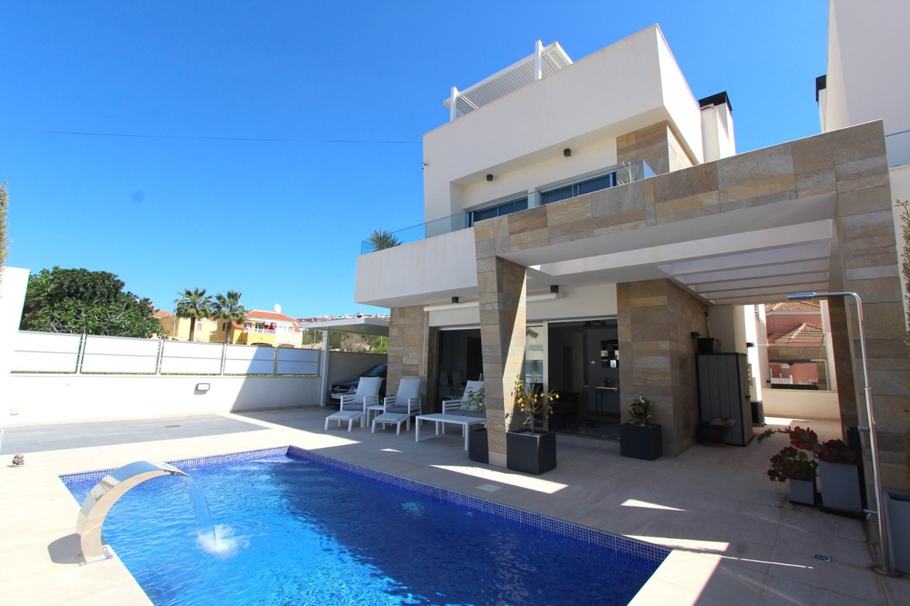 For sale - 3 Bedroom 4 Bathroom Villa in Villamartin - El Galan  - Alicante