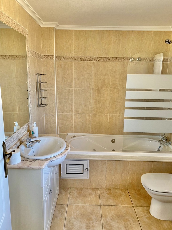 For sale - 3 Bedroom 2 Bathroom Semi Detached in Villamartin -  - Alicante