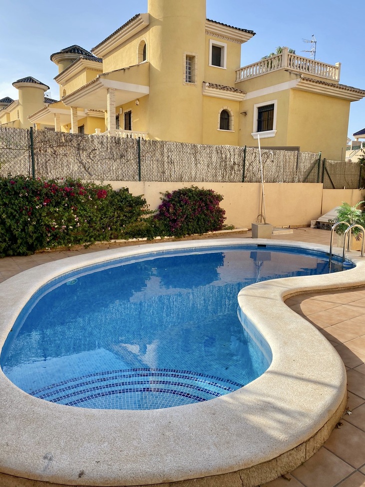 For sale - 3 Bedroom 2 Bathroom Semi Detached in Villamartin -  - Alicante