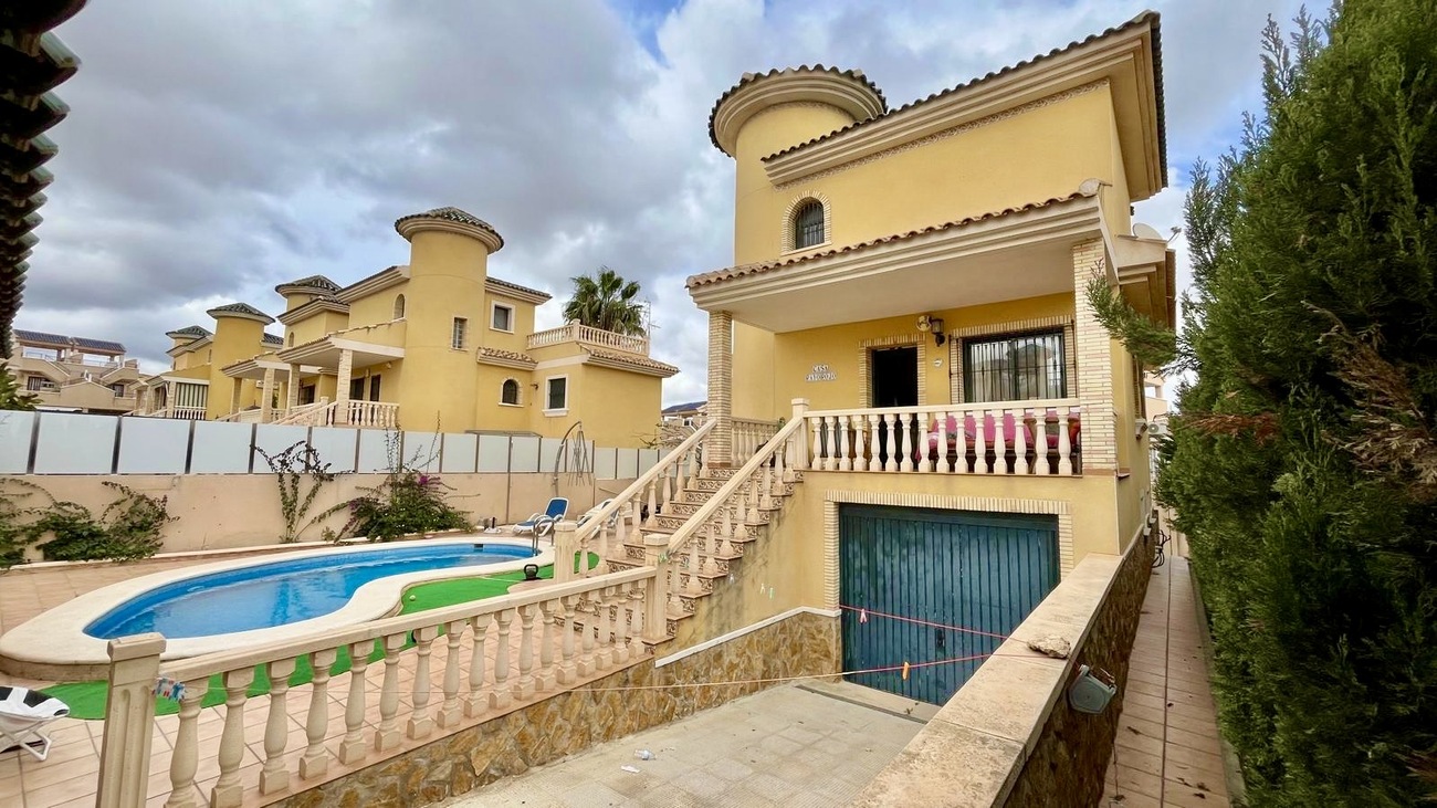 For sale - 3 Bedroom 2 Bathroom Semi Detached in Villamartin -  - Alicante