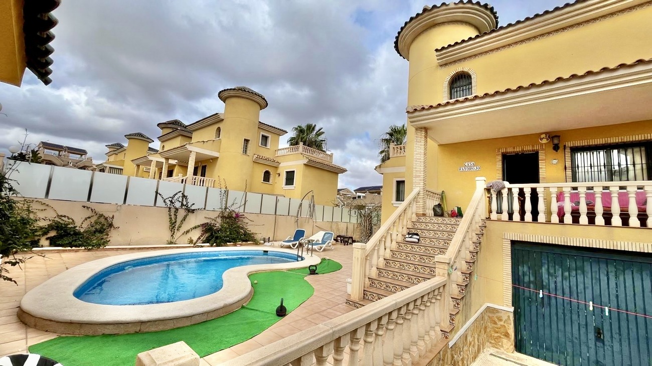 For sale - 3 Bedroom 2 Bathroom Semi Detached in Villamartin -  - Alicante