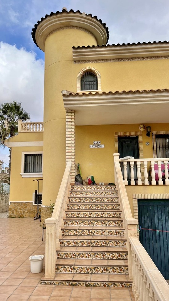 For sale - 3 Bedroom 2 Bathroom Semi Detached in Villamartin -  - Alicante