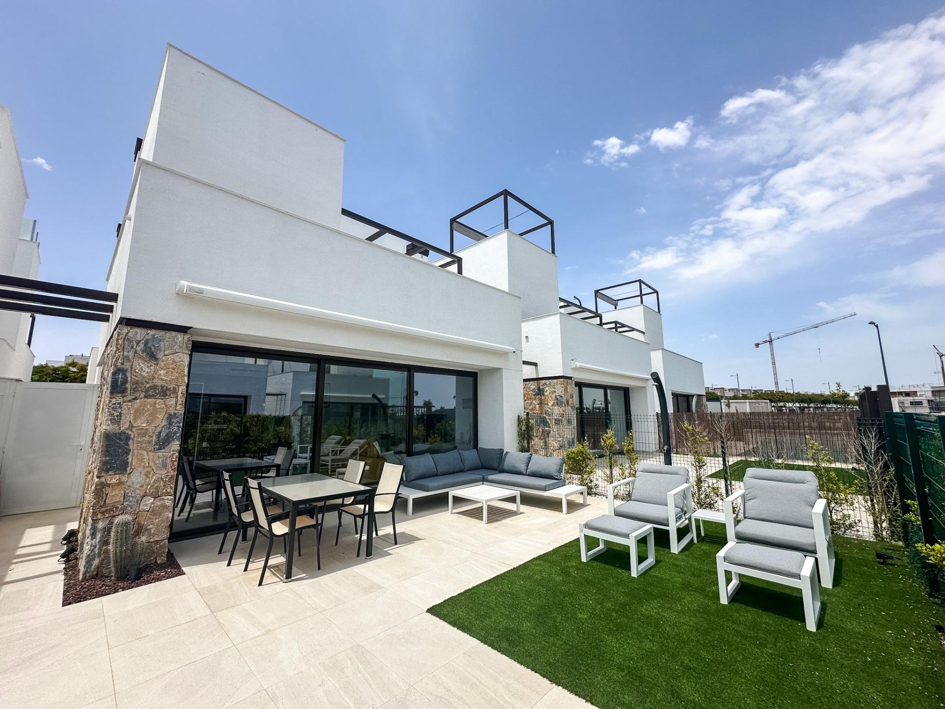 For sale - 3 Bedroom 3 Bathroom Villa in Los Alcazares - Dolores De Pacheco-santa Rosalía  - Murcia