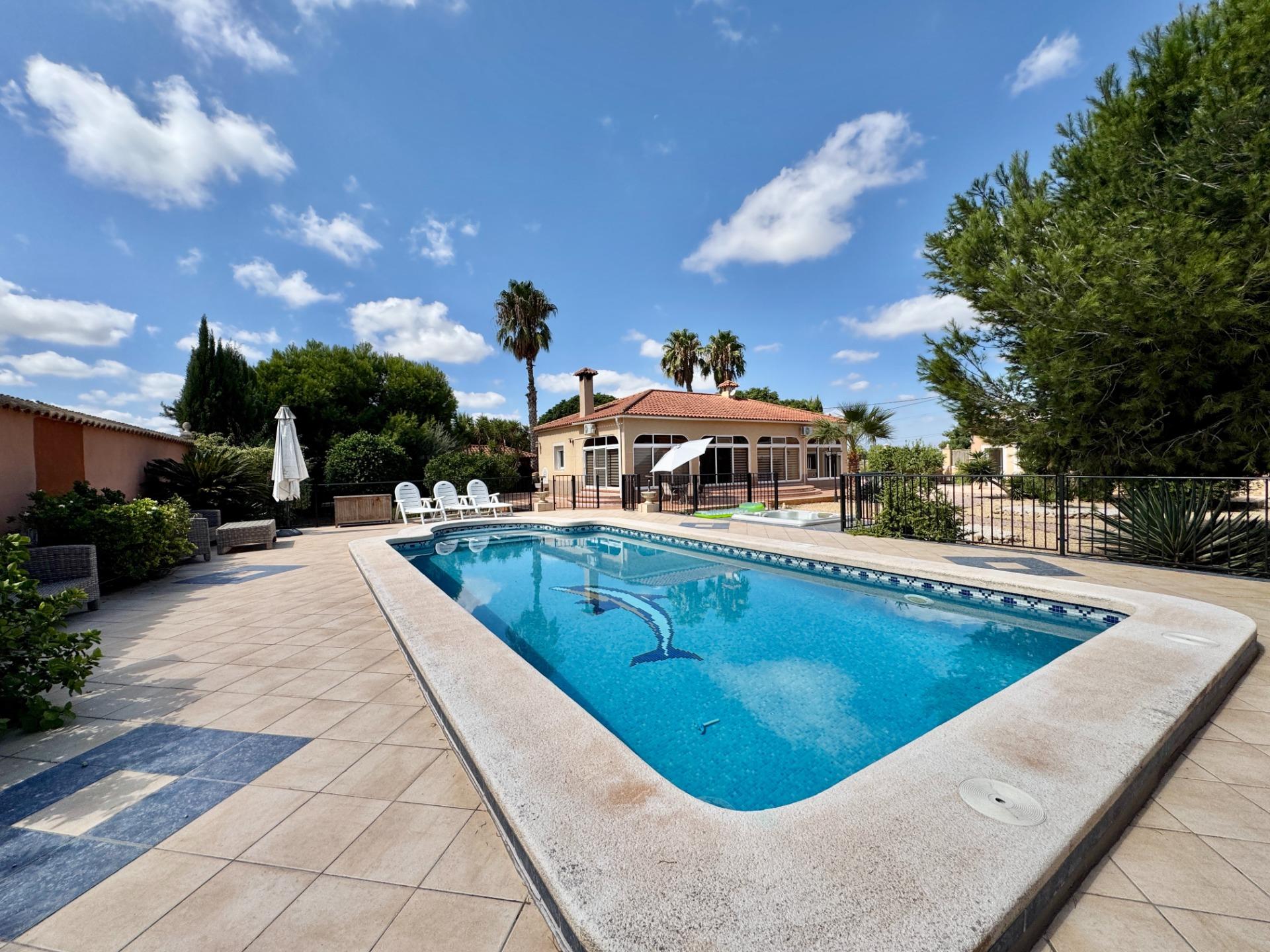 For sale - 3 Bedroom 3 Bathroom Villa in Dolores - Cmno. Escorredor  - Alicante