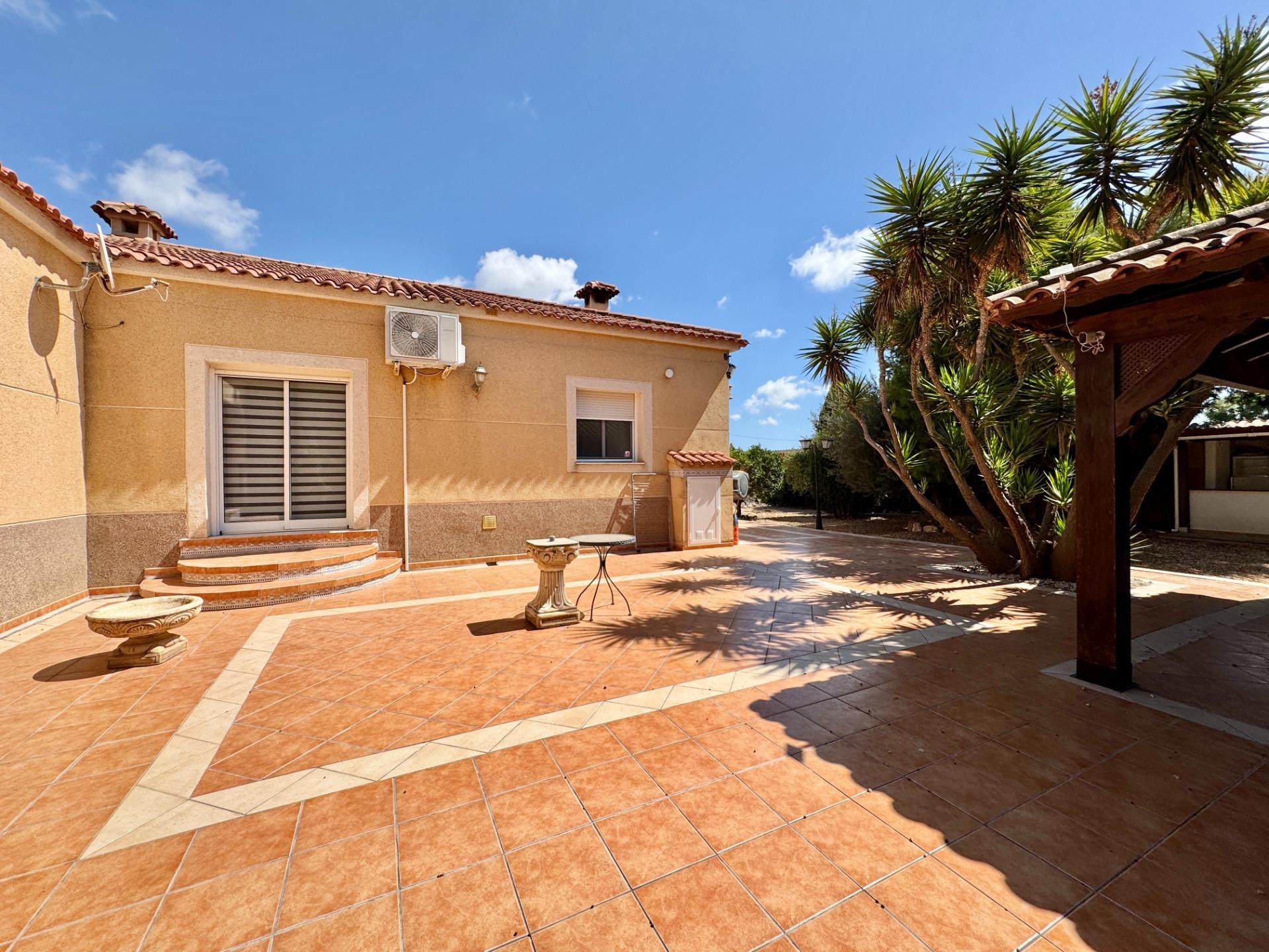 For sale - 3 Bedroom 3 Bathroom Villa in Dolores - Cmno. Escorredor  - Alicante