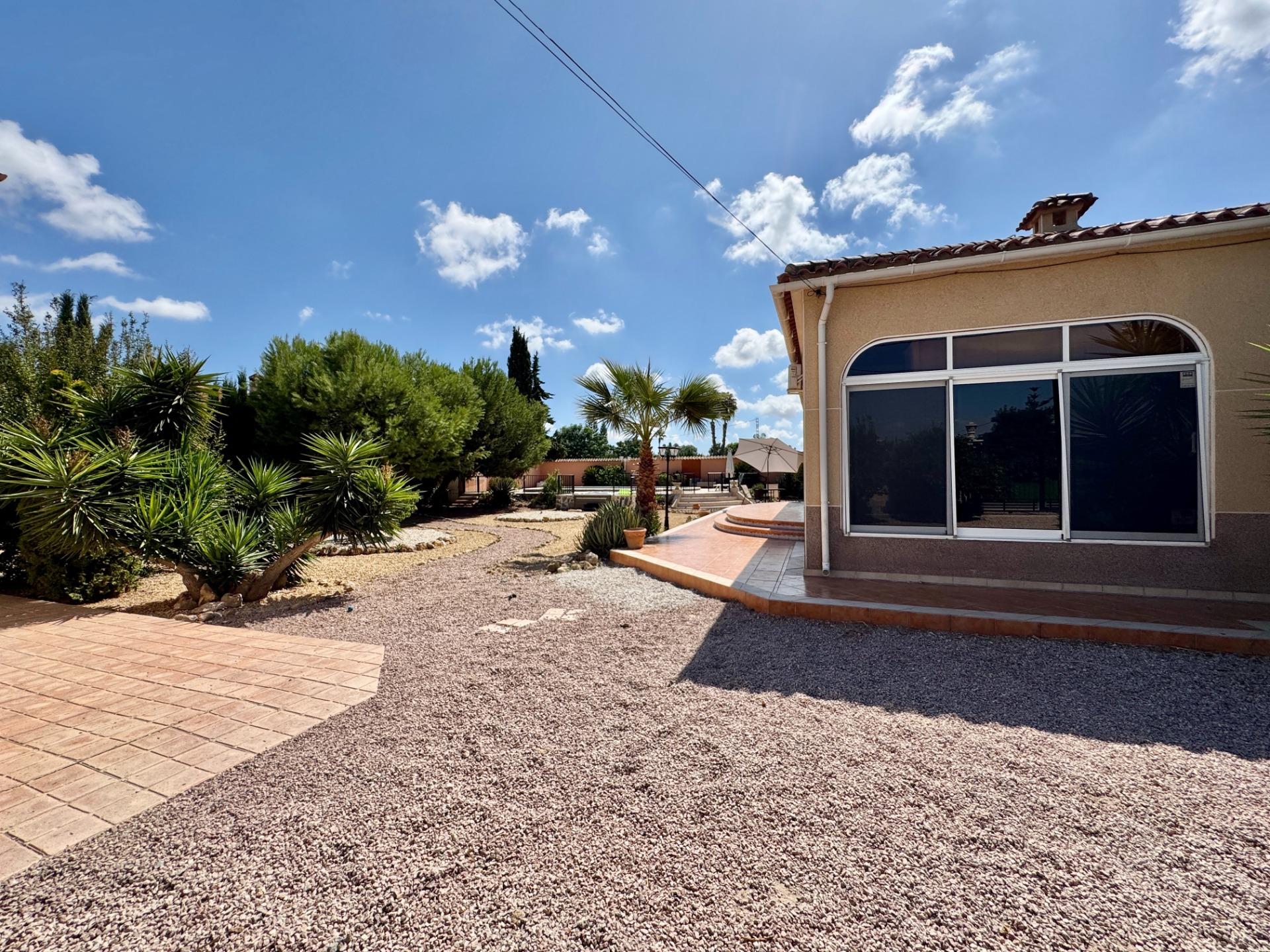 For sale - 3 Bedroom 3 Bathroom Villa in Dolores - Cmno. Escorredor  - Alicante