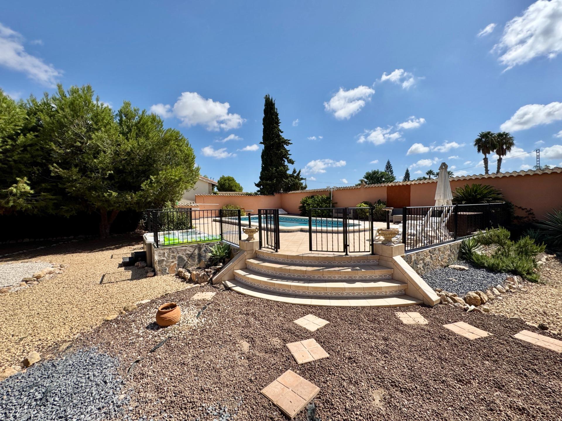 For sale - 3 Bedroom 3 Bathroom Villa in Dolores - Cmno. Escorredor  - Alicante