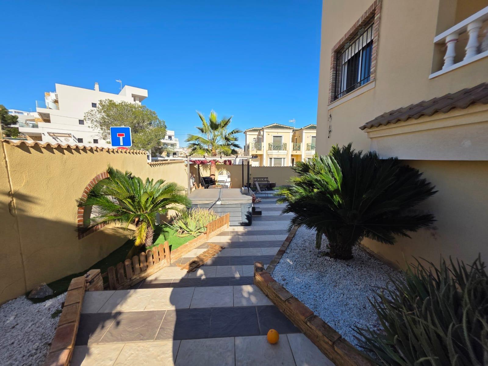For sale - 4 Bedroom 1 Bathroom Villa in Villamartin - Villamartín-las Filipinas  - Alicante