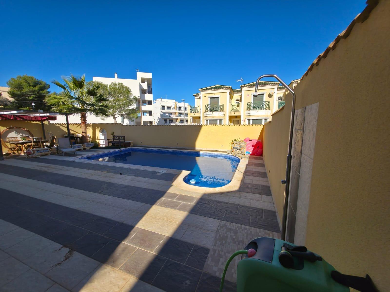 For sale - 4 Bedroom 1 Bathroom Villa in Villamartin - Villamartín-las Filipinas  - Alicante