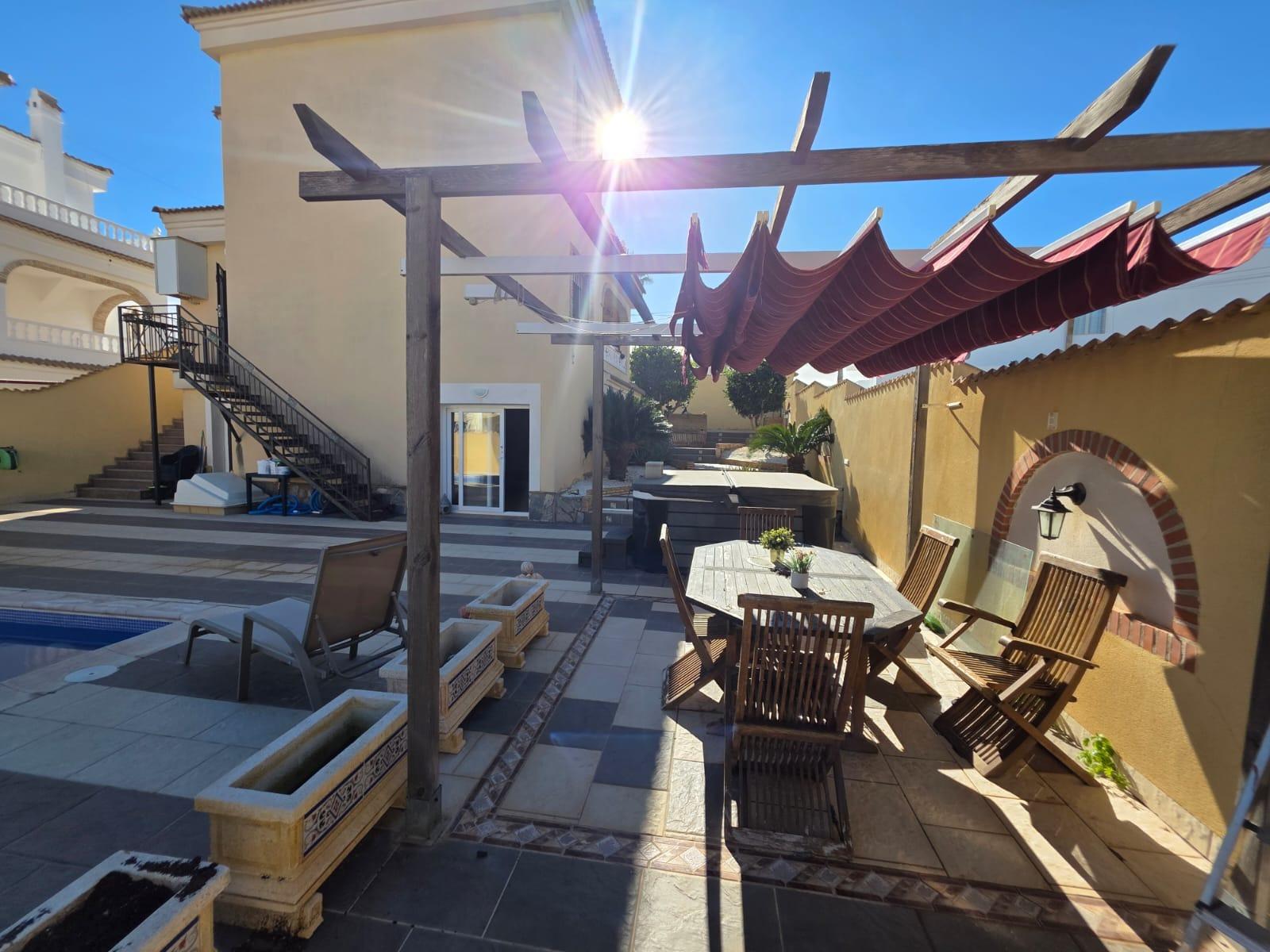 For sale - 4 Bedroom 1 Bathroom Villa in Villamartin - Villamartín-las Filipinas  - Alicante