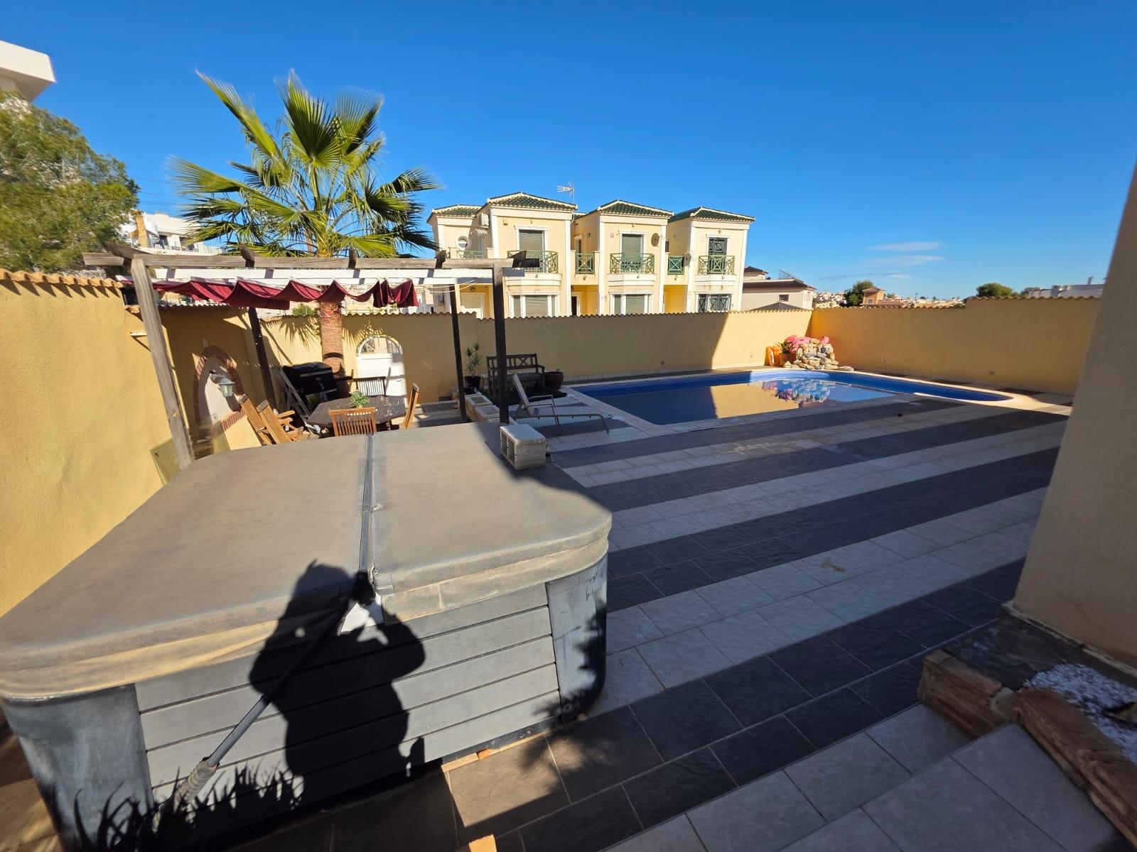 For sale - 4 Bedroom 1 Bathroom Villa in Villamartin - Villamartín-las Filipinas  - Alicante