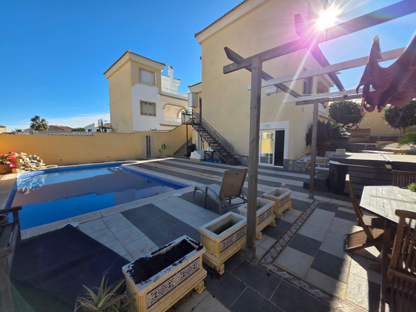 For sale - 4 Bedroom 1 Bathroom Villa in Villamartin - Villamartín-las Filipinas  - Alicante