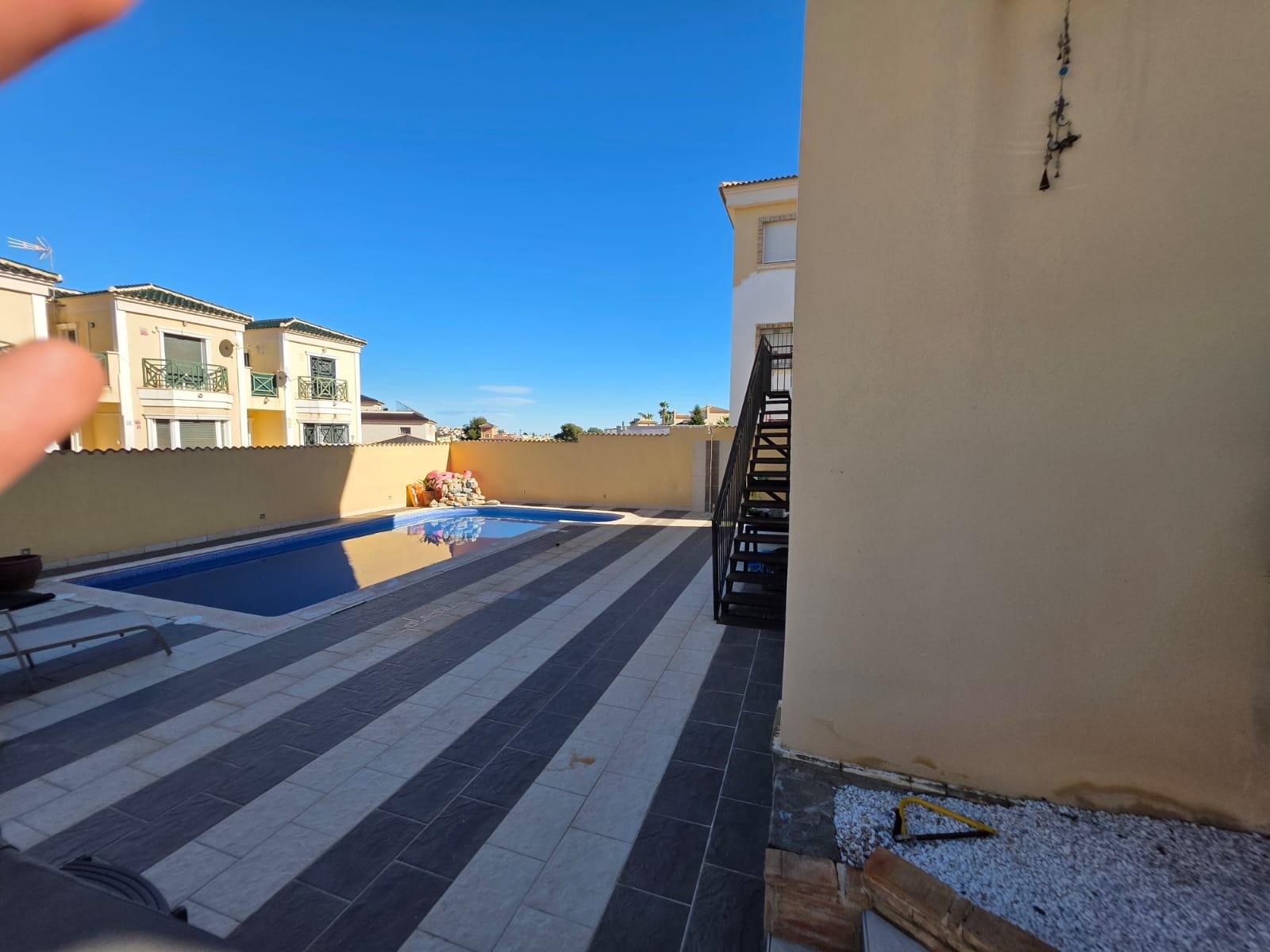 For sale - 4 Bedroom 1 Bathroom Villa in Villamartin - Villamartín-las Filipinas  - Alicante