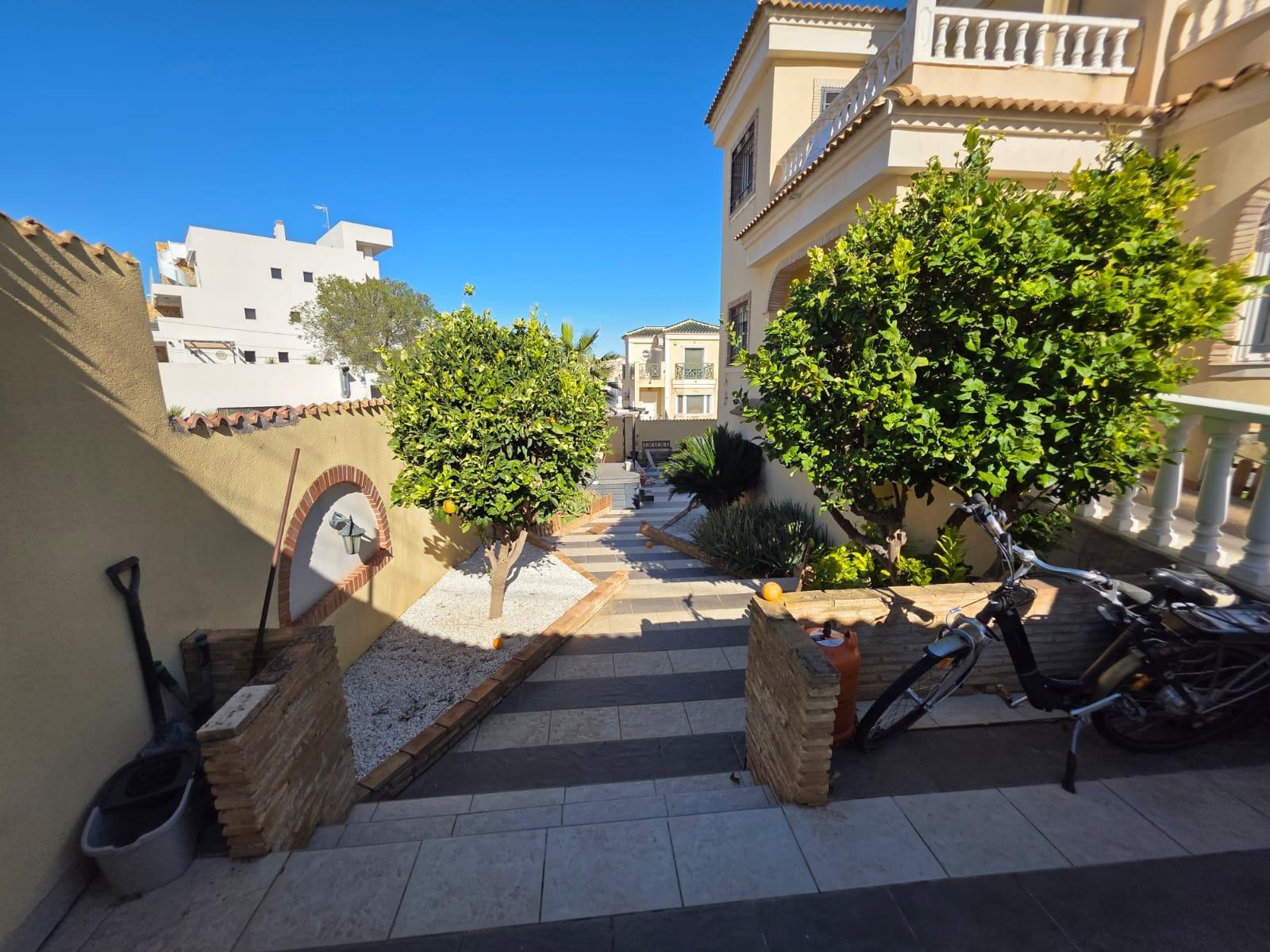 For sale - 4 Bedroom 1 Bathroom Villa in Villamartin - Villamartín-las Filipinas  - Alicante